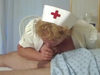 Rijpere verpleegster geeft speciaal behandeling video-