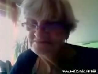 55 metų senas senelė rodo jos didelis papai apie kamera video