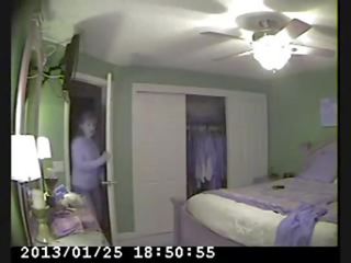 Oculto cámara en cama habitación de mi mamá pillada gran masturbación