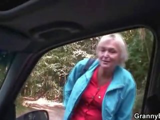 Vecchio nonnina cavalcate il mio cazzo diritto in il auto