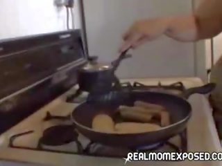 Bevállalós anyuka szexi cooking idő!