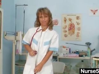 Tynn milf senior sykepleier leker henne fitte på gynostol