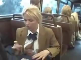 Blondýnka kotě sát asijské kluci kohout na the autobus