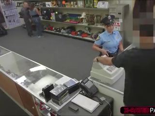 Seksikäs poliisi upseeri haluaa kohteeseen pawn hänen stuff päät ylös sisään the toimisto