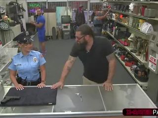 Seksikäs poliisi nainen haluaa kohteeseen pawn hänen weapon ja päät ylös perseestä mukaan shawn
